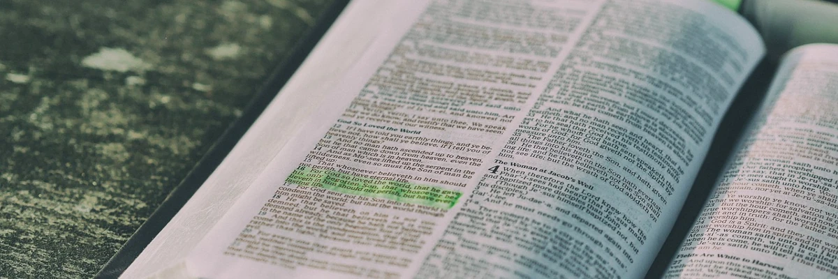 Eine aufgeschlagene Bibel