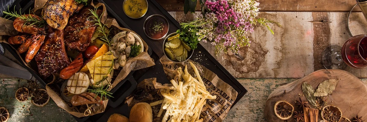 Reichhaltiges Essen auf einem Tisch