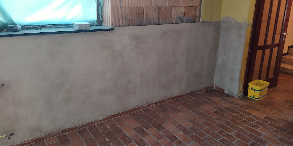 Eine frisch verputzte Wand