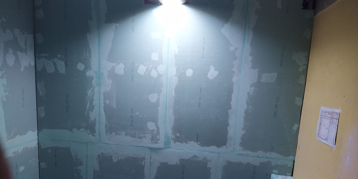 Neue Wände in der Toilette im Keller