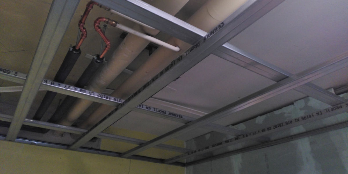 Deckengestell in der Toilette im Keller