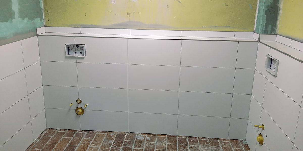 Unfertige aber frisch geflieste Toilette