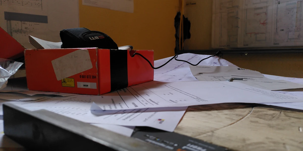 Unterlagen und Schachteln auf einem Holztisch