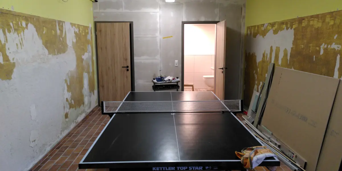 Tischtennisplatte vor den Toiletten im UG