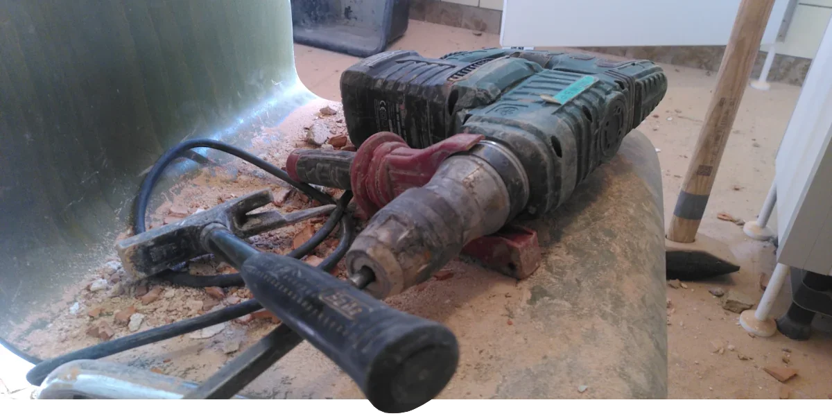 Ein Bohrhammer und ein Hammer auf einem Stuhl