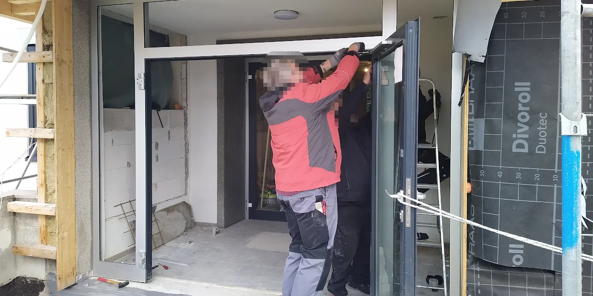 Eingangstüre mit demontierten Scheiben