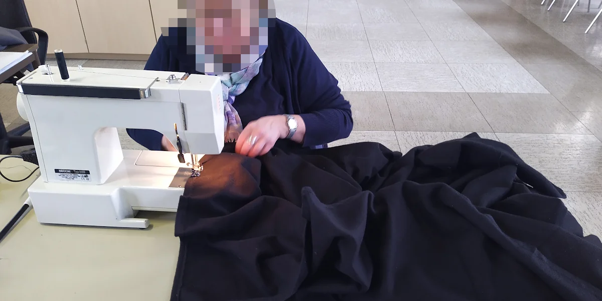 Eine Frau näht Molton an einer Nächmaschine