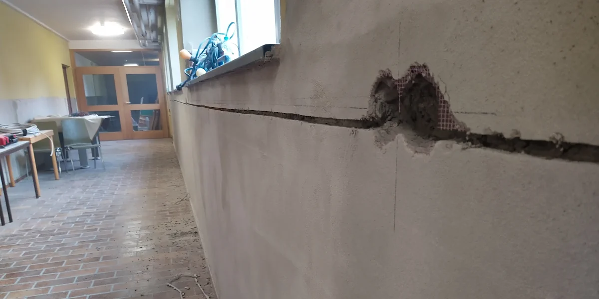 Steckdosenlöcher und Schlitze für Kabel in der Wand