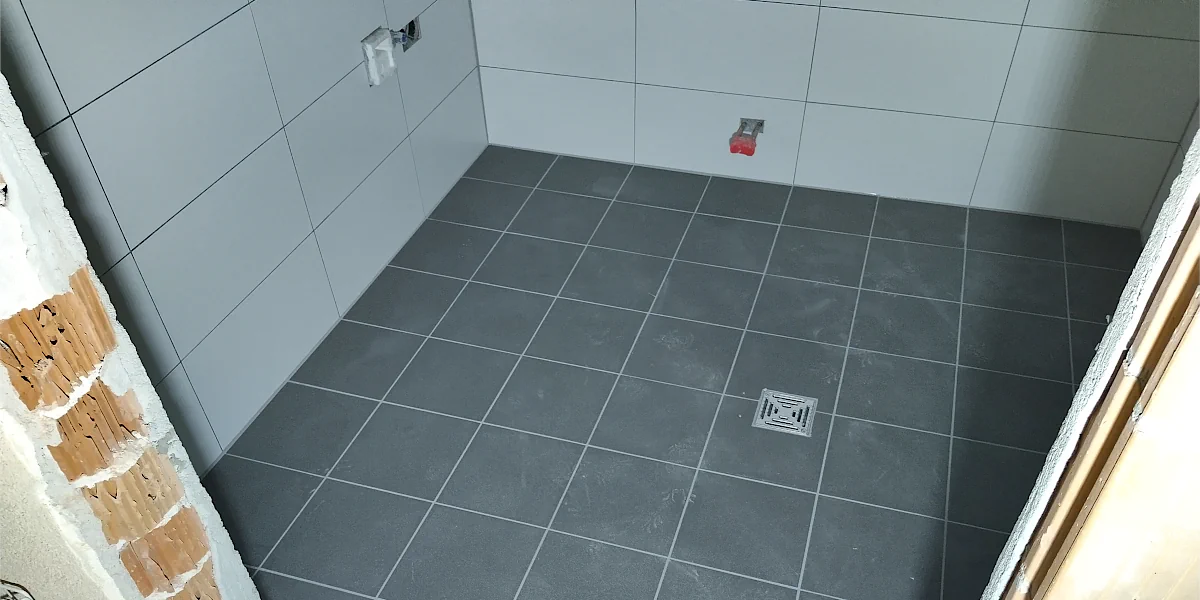 fertg geflieste barrierefreie Toilette