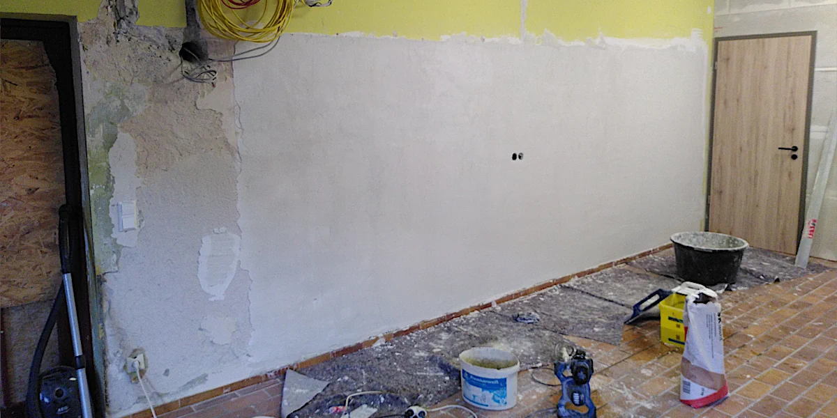 Eine frisch verputzte Wand