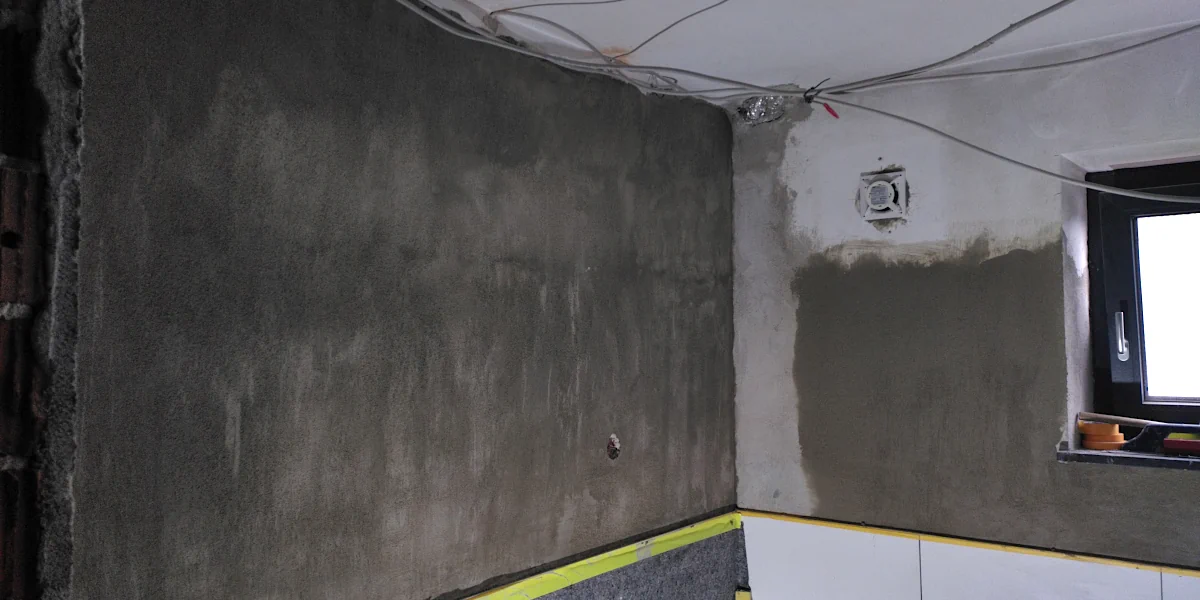 Eine frisch verputzte Wand