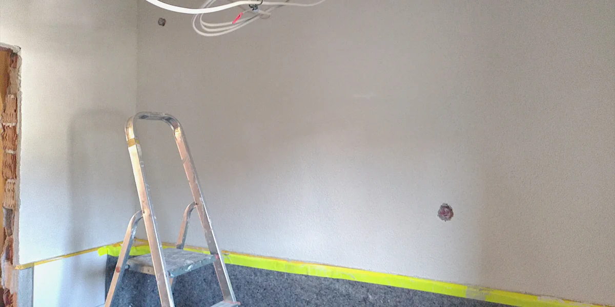 Eine frisch verputzte Wand