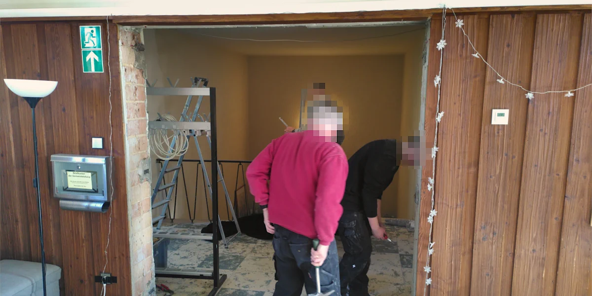 Zwei Einschlagschalter für den Rauchabzug direkt nebeneinander