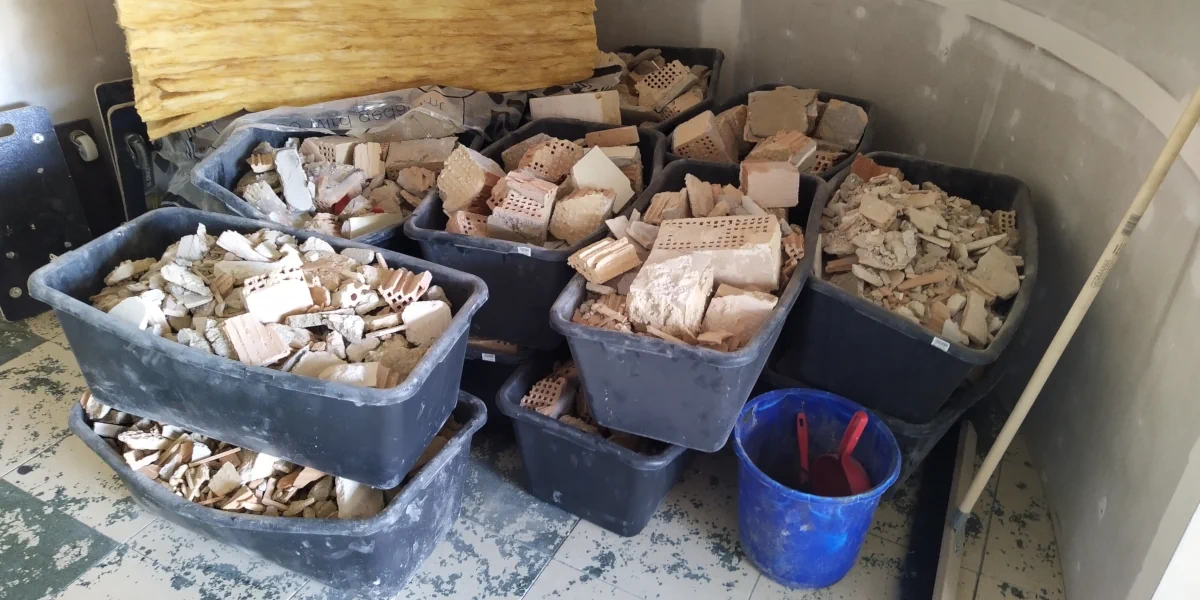 Viele Wannen Bauschutt