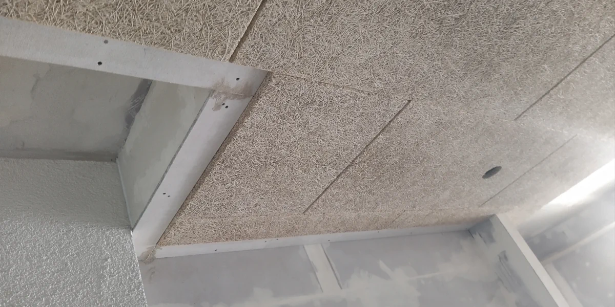 Schattenfuge an der Decke