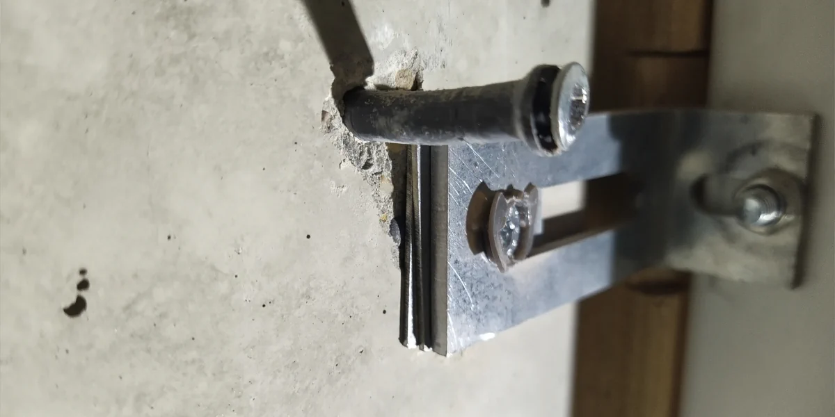 Mangelhafte Befestigung eine Winkels