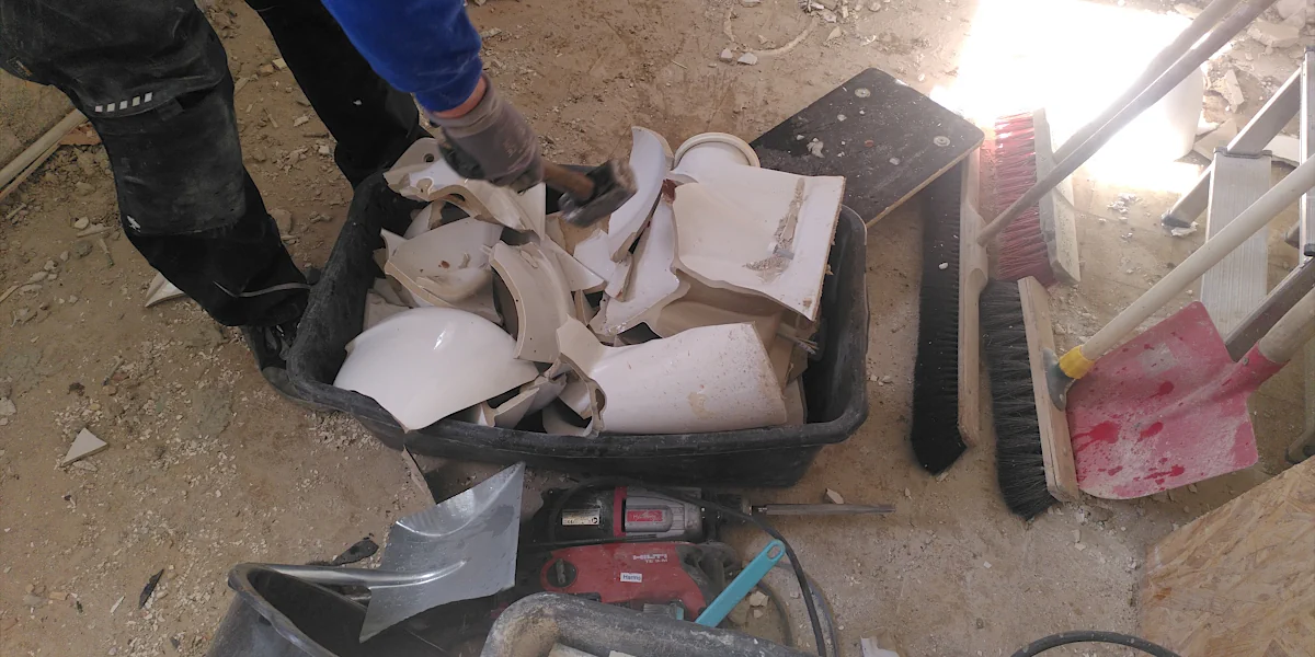 Keramiktoiletten werden mit einem Hammer zerlegt