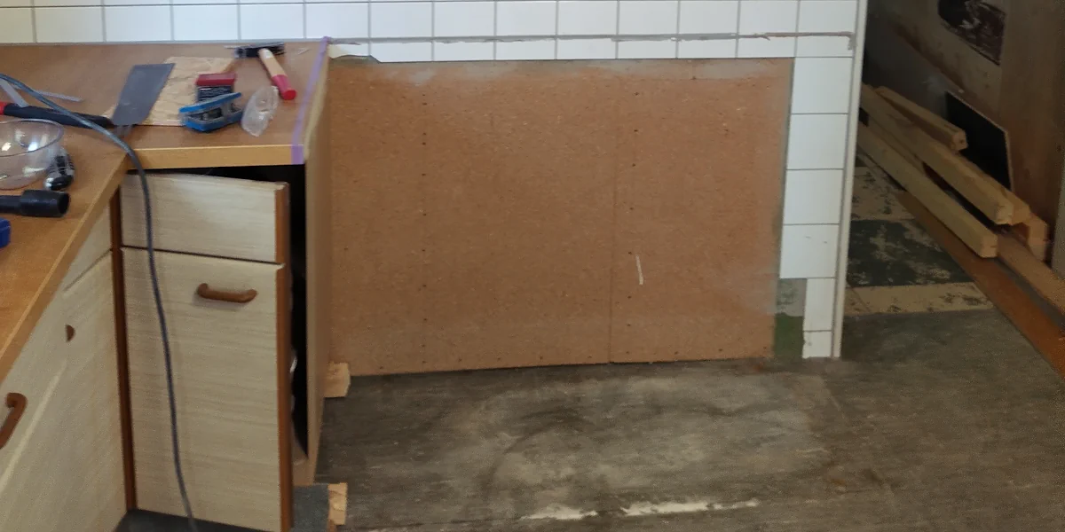 zugemauerte Fenster und verlegt Abwasserleitung