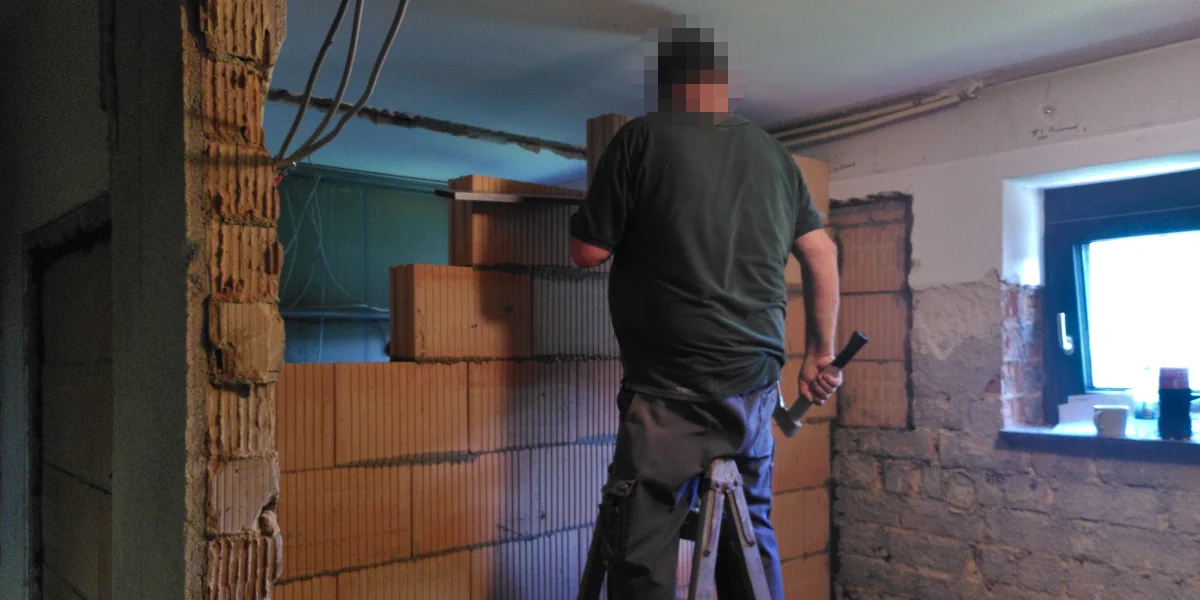 zugemauerte Fenster und verlegt Abwasserleitung