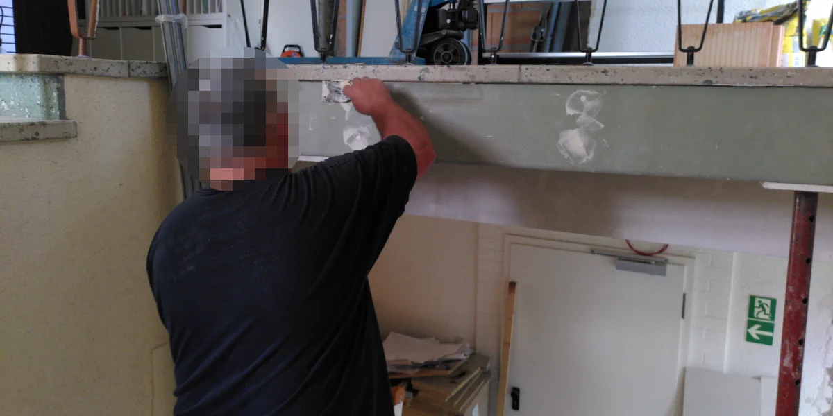 Letzte Steine werden mit dem Bohrhammer entfernt