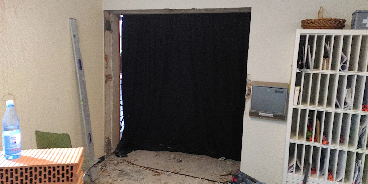 Entfernte Saaltür mit schwarzen Moltonvorhang verschlossen