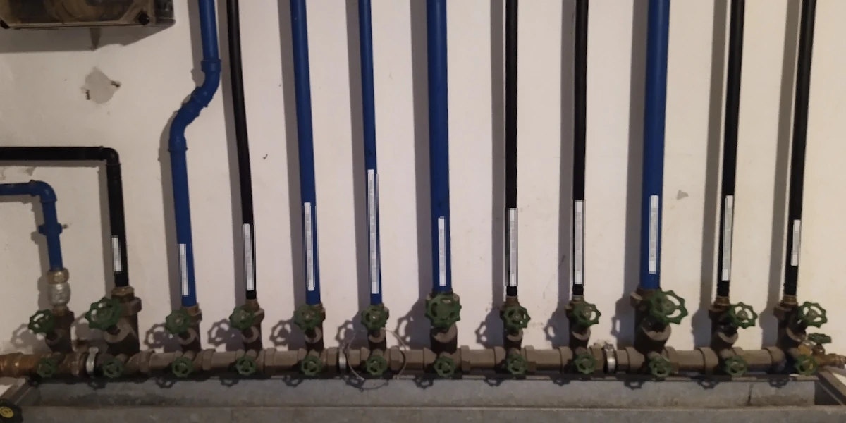 Abzweig Wasserleitungen die die Orgelpfeifen nach oben gehen