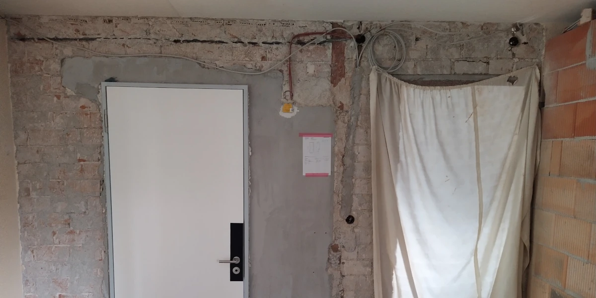 Sturz der Mitarbeitertoilette gesetztPutzbefreite Wand mit 2 Türen