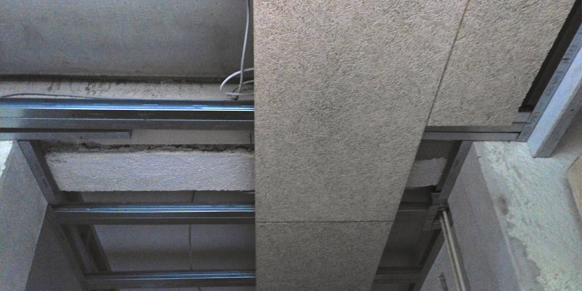 Die ersten Akustikplatten hängen an der Decke