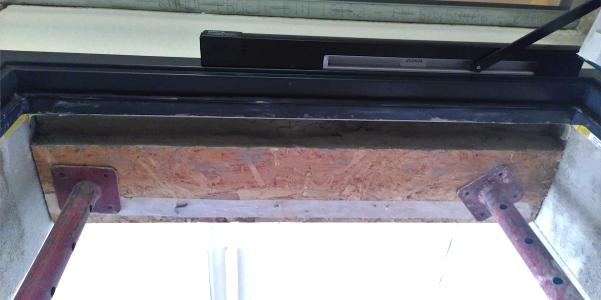 Der Sturz über einer Tür wird verputzt