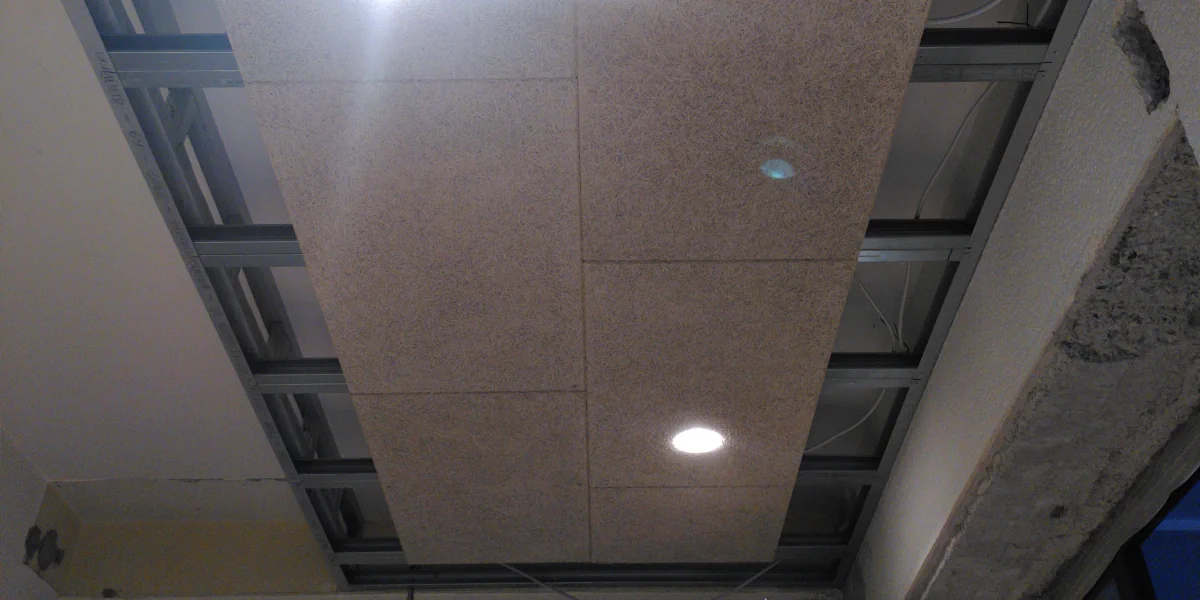 Die Akustikplatten hängen an der Decke