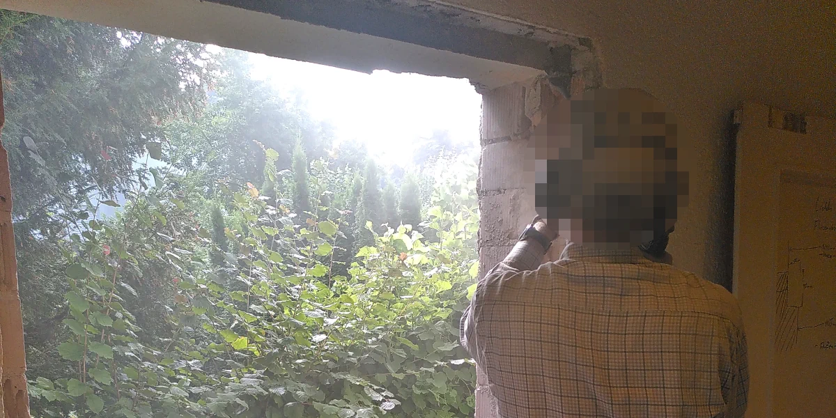 Schwarze Schimbadleiter unter dem Fluchtfenster