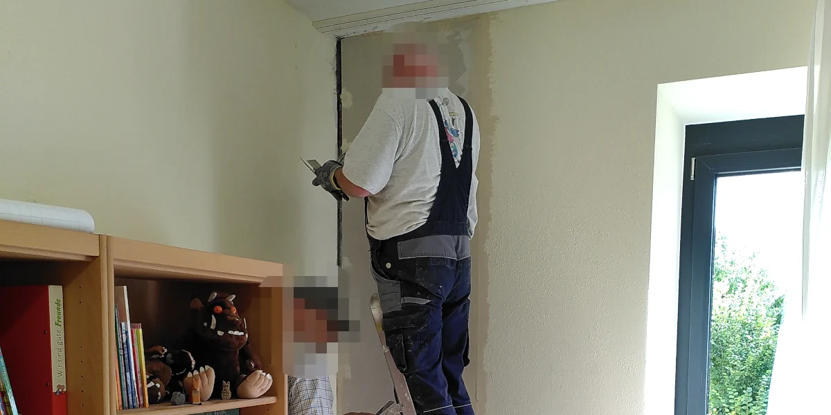 Mit Vorschlaghammer entfernte Mauerteile