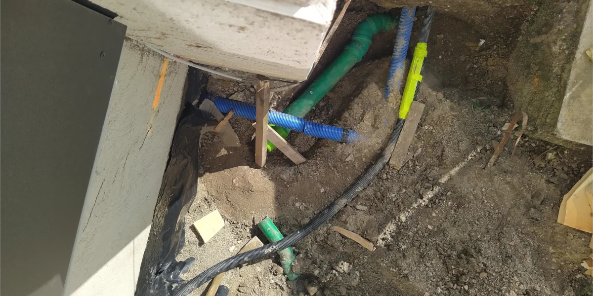 Schwarze Schimbadleiter unter dem Fluchtfenster