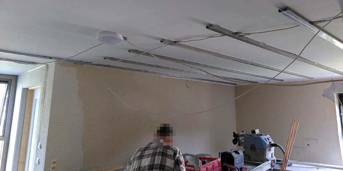 Mit Vorschlaghammer entfernte Mauerteile