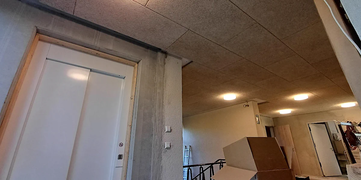 Deckenplatten mit Lampen