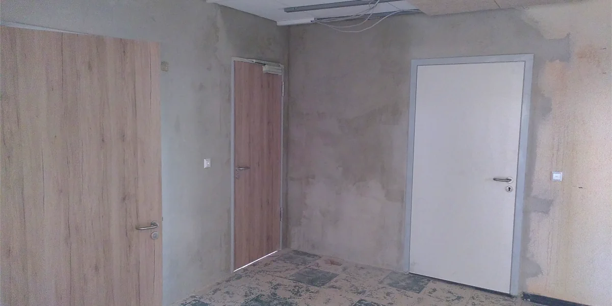 Frau mit Pinsel am streichen