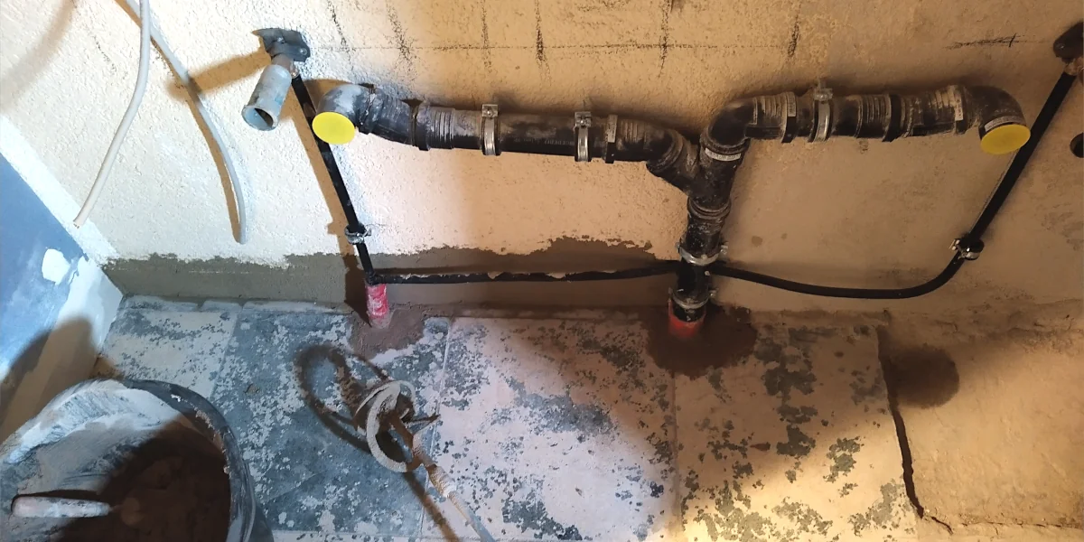 Spachtel und Betonarbeiten am Boden