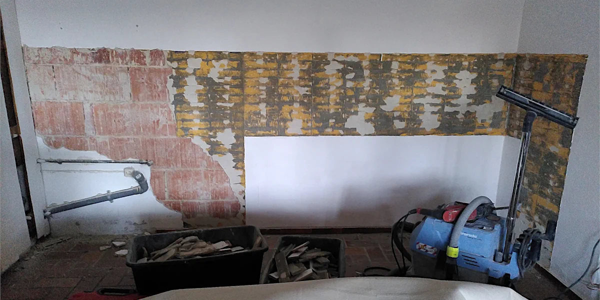 Abgeschlagener Putz an Wand