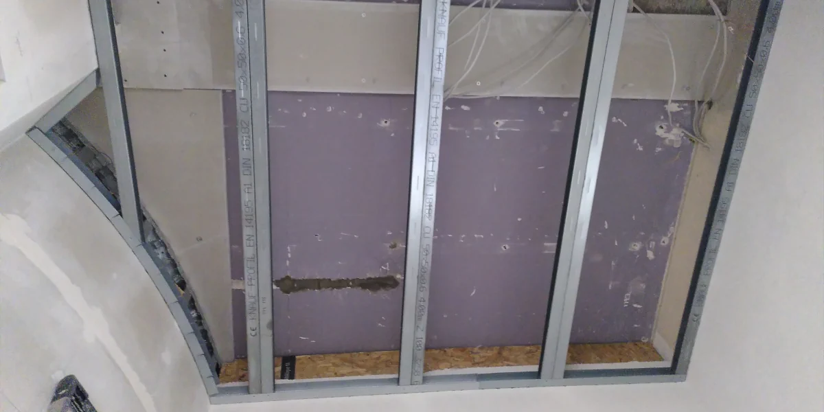 Kleinere Spachtelarbeiten an der DeckeDeckenprofile angebracht