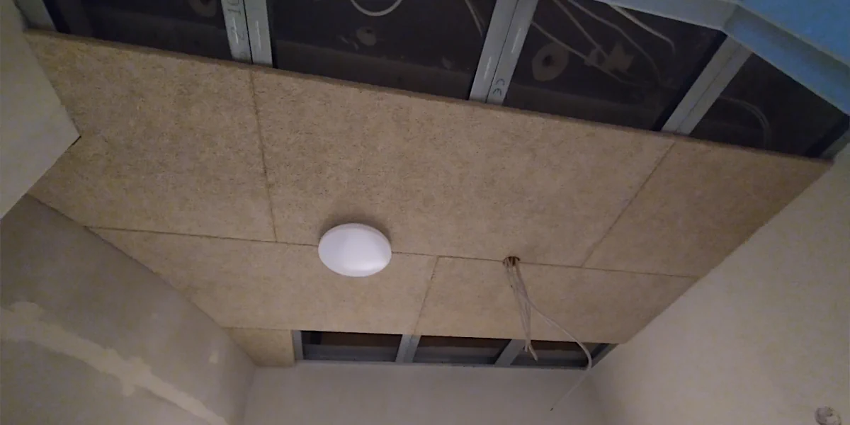 Unfertige abgehängte Decke mit Sauerkrautplatten