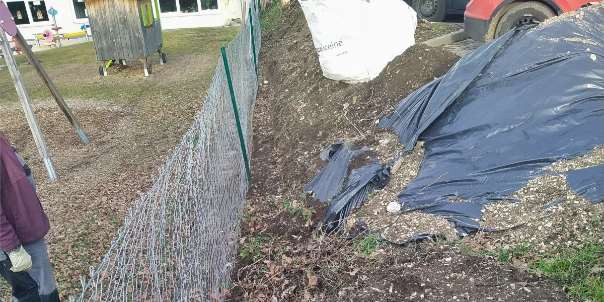 Kleiner erdiger Abhang ohne Bepflanzung