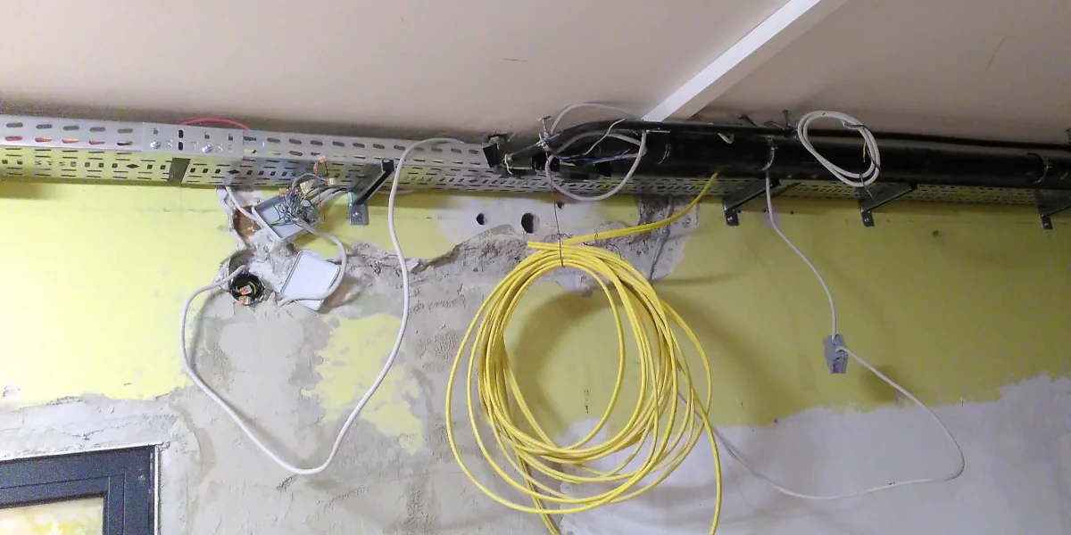 Eine an der Wand angebrachte Kabeltrasse knapp unter der Decke