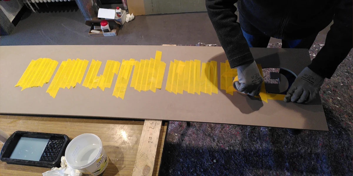 Klebeband auff Platte mit Schriftzug