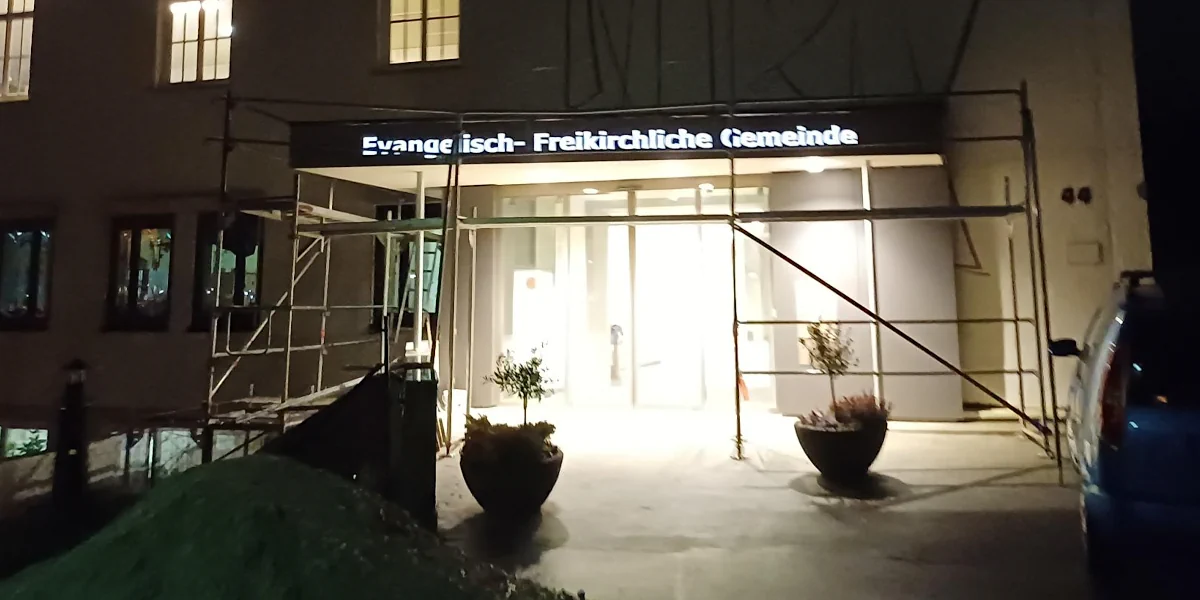 Unfertige abgehängte Decke mit Sauerkrautplatten