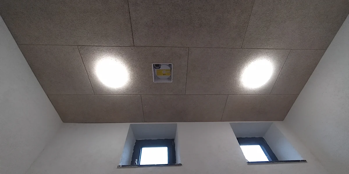 Eine an der Wand angebrachte Kabeltrasse knapp unter der Decke