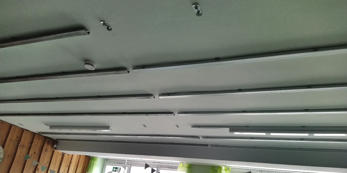 Unfertige abgehängte Decke mit Sauerkrautplatten