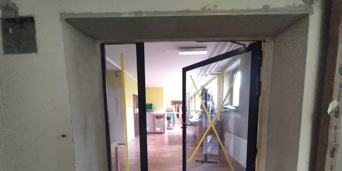 Klebeband auff Platte mit Schriftzug