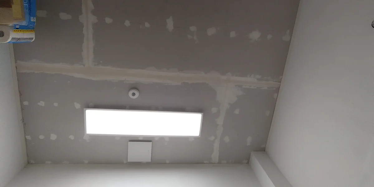 Mit einem Akkuschrauber werden Löcher in eine Sauerkrautplatte gebohrt