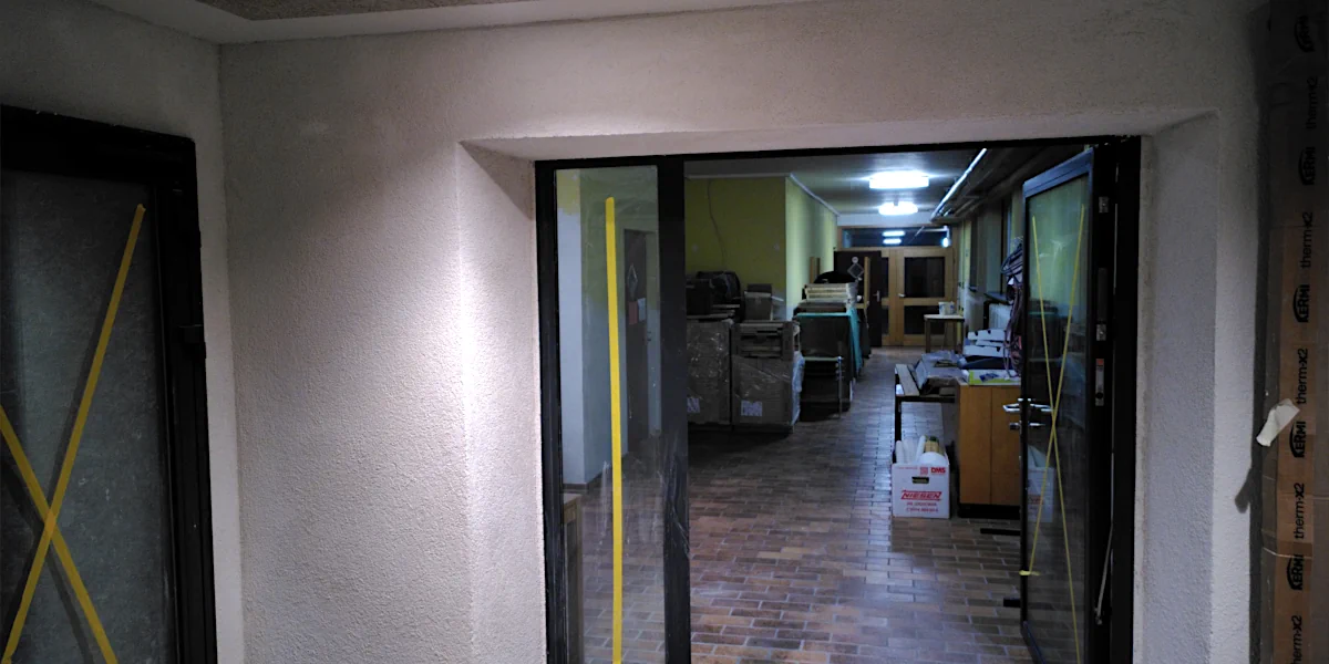 Klebeband auff Platte mit Schriftzug