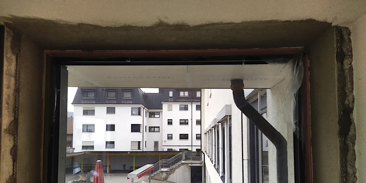 Eine an der Wand angebrachte Kabeltrasse knapp unter der Decke